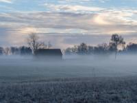 Neblige Morgenstimmung auf Frostwiese nahe Prien-Schafwaschen